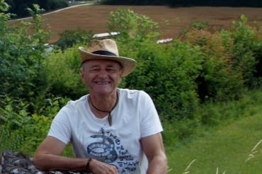 Auf dem Bild zu sehen eine Person beim Wandern.