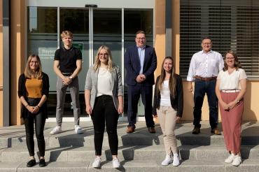 Sieben Personen stehen vor AOK-Geschäftsstelle