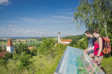 Auf dem Bild zu sehen der Ausblick vom Lehrpfad Geotope Kühstein mit Panoramatafel.