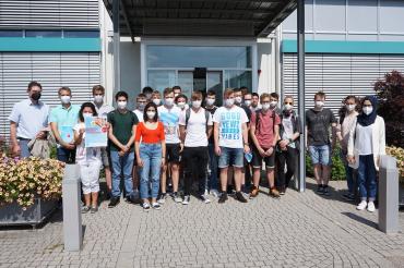 Gruppenbild von Schüler*innen und Lehrkräften der Stattlichen Fachober- und Berufsoberschule beim Besuch des Technologie Centrums Westbayern. 