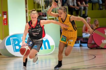 Auf dem Bild zu sehen Bianca Helmig am Ball im Zweikampf.