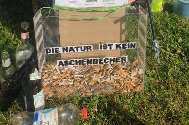 Unter dem Motto "Die Natur ist kein Aschenbecher", hat die Plogging Gruppe Donauwörth eine Kiste für Zigaretten-Stummel aufgestellt.