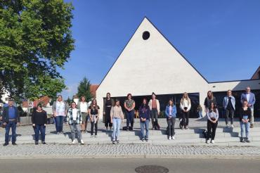 Das Bild zeigt ganz links Timm Albert, Leitung HPT, daneben Carolin Offinger, übergreifende Anleitung, hintere Reihe ganz links Jeanette Zeuß, stellv. Leitung HPT und Gabriele Allgayer-Pfaff,  Fachbereichsleitung, die Freiwilligendienstleistenden und Praktikantinnen und den stellv. Geschäftsführer der Lebenshilfe, Manfred Steger (ganz rechts).