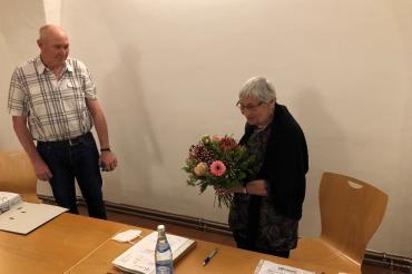 Neu-Vorstand Roland Hochstatter (l.) überreicht der langjährigen Vorsitzenden Marianne Schulz (r.) einen Blumenstrauß als Zeichen der Wertschätzung und des Dankes. 