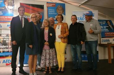 Auf dem Bild zu sehen die Vorstandschaft sowie der Moderator Peter Junker und die Referenten.