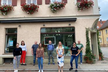 Auf dem Bild zu sehen Paulina Vogelgsang (Nomadify), Isabella Baur (Werbegemeinschaft Oettingen), Reinhard Bosch (Wemding), Maren Rosenwirth (VG Wemding), Erich Rieder (Wemding), Barbara Wunder (Landkreis Donau-Ries), Susanne Vierkorn (Stadtmarketingverein Nördlingen), Uwe Dunzinger (Stadtrat Wemding).