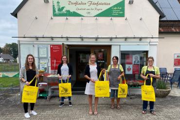 Auf dem Bild zu sehen Frauen mit den Demenz-Taschen.