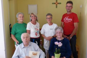 Auf dem Bild zu sehen das Ehepaar mit Gratulanten.