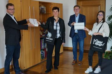 Landrat Stefan Rößle (Mitte) und Klemens Heininger (links), Geschäftsführer des Wirtschaftsförderverbandes DONAURIES e. V., bei der Übergabe der Hauptpreise an Anna-Lena Hattler (rechts) und Silvia Tonn (2. v. links).