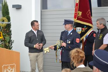 Donauwörths Oberbürgermeister Jürgen Sorre übergibt Schäfstalls Feuerwehrkommandant Ulrich Reitschuster symbolisch den "Goldenen Schüssel" zur Eröffnung des neuen Feuerwehr - und Gemeindehauses 
