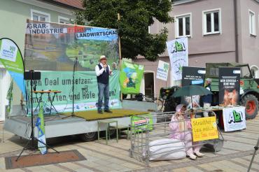 Rupert Ebner, Tierarzt und Mitglied von Slowfood München, auf der Bühne im Donauwörther Ried.