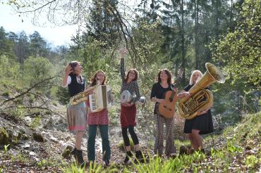 Auf dem Bild zu sehen das Quintett mit ihren Instrumenten.