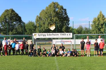 Sina Hofmann (links) und Magdalena Ziegelbauer (rechts) von der Raiffeisen-Volksbank Ries mit Kindern, Jugendlichen, Trainern und Verantwortlichen der SpVgg Ederheim vor den vier neuen Toren. 