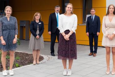 Die Jahrgangs-Besten Laura Gail, Anna-Lena Schneider, Johanna Bock und Anna Berchtold (vorne von links) freuten sich mit der stellvertretenden Schulleiterin Karin Lüdtke-Engel, dem gKU-Vorstandsvorsitzenden Jürgen Busse, Landrat Stefan Rößle und Schulleiterin Karola Rigel (hinten von links) über die guten Ergebnisse.