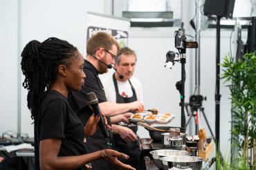 Auf dem Bild sieht man einen Teil aus der Fairtrade Kochshow.