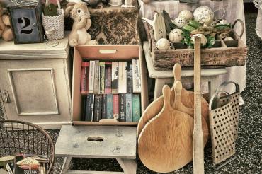 Auf dem Bild zu sehen ein Flohmarktstand.