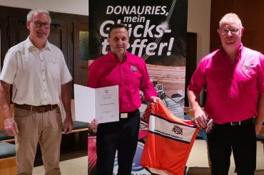 Auf dem Bild zu sehen MCK Vorsitzender Florian Joachim, vom ADAC Marcus Dums, Bernd Spielberger, die MCK Vorsitzende Christian Konrad und Martin Fürst bei der Geschenkübergabe zur Verabschiedung von Bernd Spielberger.