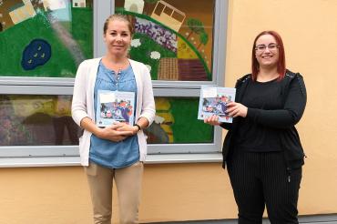 Auf dem Bild zu sehen das Überreichen der Lernhilfen.