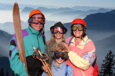 Auf dem Bild zu sehen vier Menschen in der Fotobox.