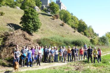 Vor geschichtsträchtiger Kulisse: Freiwillige Helfer nach der Heidepflege