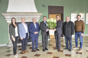 Mit einer Hortensie überraschte Bürgermeister Dr. Martin Drexler Landrat Stefan Rößle. Die Mitglieder des Arbeitskreises (von links:  Judith Strohhofer, Roland Schuster, 3. Bgm. Gottfried Hänsel, 2. Bgm. Johann Roßkopf sowie Johannes Vogel) begleiteten den Bürgermeister.