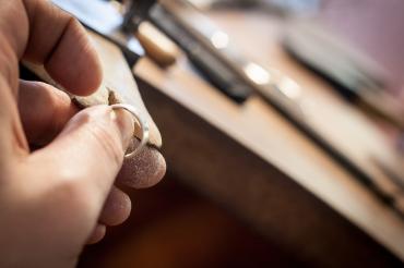 Auf dem Bild zu sehen eine Goldschmiede.