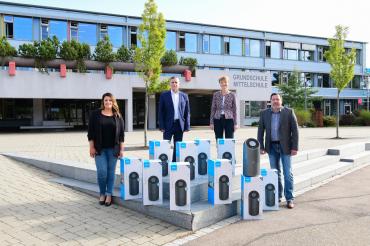 Auf dem Bild sieht man: Barbara Simon (2.v.r..), Rektorin der Grund- und Mittelschule Monheim, Günther Pfefferer (2.v.l.), Bürgermeister der Stadt Monheim und Erwin Bleibinhaus (rechts), Kämmerer in Monheim bei der Übergabe der Luftreiniger durch Christina Schlosser von Hama (links).