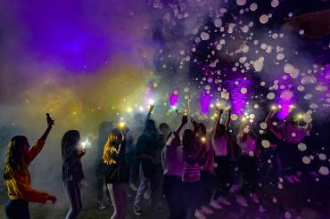 Das Bild zeigt die Tanzfläche mit Seifenblasen und Nebel auf der U-16-Party in Nördlingen.  