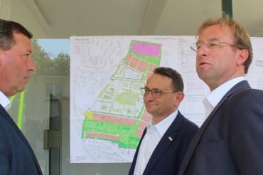 Volkmar Vogel (links) besichtigt mit Ulrich Lange (mitte) und Wolfang Fackler das Areal der ehemaligen Alfred-Delp-Kaserne in Donauwörth. 