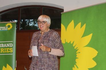 Claudia Roth, Spitzenkandidatin der bayerischen Grünen, spricht im Ochsenzwinger in Nördlingen. 