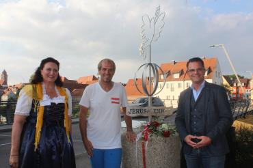 Ulrike Steger, Tourismus-Leiterin, Johannes Aschauer, Begründer des Jerusalemwegs (mitte) und Jürgen Sorré, Oberbürgermeister eröffnen den deutschen Abschnitt des Pilgerwegs, welcher durch Donauwörth führt. 