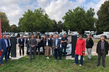 Unser Bild zeigt die Gäste bei der Übergabe der Ladesäulen auf der Kaiserwiese.