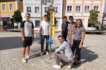 Große Freude bei der JU Nördlingen. Die Pfandringe durften nach zwei Monaten wieder in der Innenstadt Nördlingens angebracht werden. 
