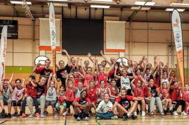 Basketballerinnen und Mädchen jubeln in Turnhalle