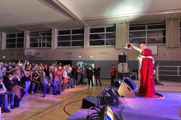 Auf dem Bild zu sehen das begeisterte Publikum und ein Musiker.