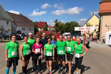Nach dem erfolgten Zieleinlauf von links: Markus Wagner, Daniela Gaag, Karl Stempfle, Marie Wagner, Henning Breuer, Simone Müller, Ralf Eberhardt, Bernhard Satzenhofer, Hans Niederhuber und Anneliese Zinke