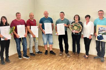 Das Bild zeigt von links: Bernd Heinle (Geschäftsführer), Jasmin Baumgärtner, Matthias Thannhauser, Rainer Ulrich, Marcus Lessau, Falk Wenger, (alle 10 Jahre), Gisela Laun  Gudrun Gebert-Löfflad (Personalleitung) und  Dieter Schabert. Es fehlt Kai Knebel, ebenfalls 10 Jahre 