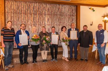 Über die Ehrung der Metzgermeister Anton Kempter (2. von links), Bernhard Starrock (5. von links) und Walter Reiß (3. von rechts) freuten sich ihre Gattinnen sowie Stellvertretender Obermeister Siegfried Dehm (links), Lars Bubnick vom Fleischerverband und Obermeister Harald Münzinger (von rechts).