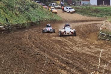 Im Bild zu sehen ist links Josef Lang in seinem Jugend-Crosskart.