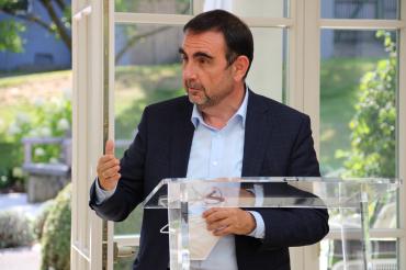 Mann im Anzug an Rednerpult