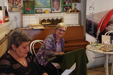 Auf dem Bild zu sehen zwei Damen während der Lesung.