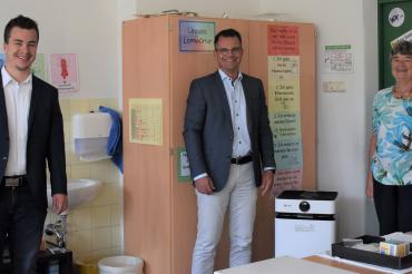 Oberbürgermeister Jürgen Sorré, die Rektorin Sibylle Lutzkat und der Leiter des Sachgebietes KiTa/Schule/Sport, Christian Lechner, freuen sich über Ausstattung pünktlich zum Schuljahresbeginn – hier in der Donauwörther Mangoldschule.