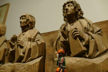 Auf dem Bild zu sehen Holzskulpturen.