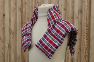 Auf dem Bild zu sehen ein selbstgenähtes Kirschkern-Nackenkissen.