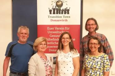 Auf dem Bild sieht man die neue Vorstandschaft der Transition Town Donauwörth.  v.l.n.r.: Johannes Thum, Beisitzer; Ursula Kneißl-Eder, Kassiererin; Katrin Gleißner, 1. Vorsitzende; Christine Anselmi, 2. Vorsitzende; Thomas Lutz, Schriftführer;