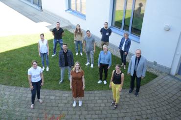 Auf dem Bild zu sehen Gerhard Härpfer, der 11 neue Lehrer begrüßt.