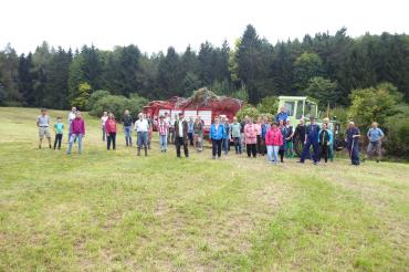 Auf dem Bild zu sehen Freiwillige Helfer nach der Pflege des Hangmoores bei Niederaltheim.