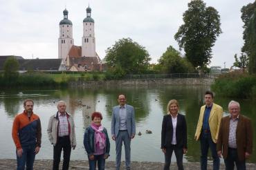Sieben Personen vor Johannisweiher Wemding, im Hintergrund Stadtpfarrkirche