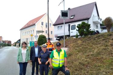 Frau Ammesdörfer, Bgm. Engelhardt, Frau Donderer, Herr Schröppel und Herr Berger vor dem neu beschafften Geschwindigkeitsinformationsdisplay an der St2216 am Ortseingang von Hainsfarth
