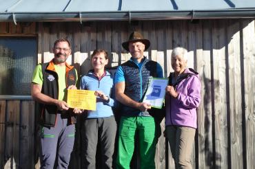 Auf dem Bild sieht man: Die Geschenkt die, der Donauwörther Alpenverein von der Partnersektion Nördlingen bekommen hat.
